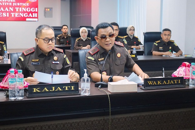 Kejati Sulteng, Dr. Bambang Hariyanto didampingi Wakajati Yudi Triadi, S.H., M.H. Saat ekspos virtual bersama Direktur Tindak Pidana Terhadap Orang dan Harta Benda Pada Jampidum Kejagung RI Nanang Ibrahim Soleh, S.H., M.H.