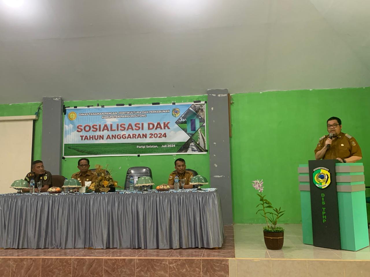 Pj. Bupati Parigi Moutong, Richard Arnaldo saat memberikan sambutan di kegiatan Sosisalisasi DAK 2024 di Dinas Tanaman Pangan, Holtikultura dan Perkebunan Parigi Moutong.