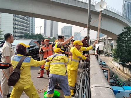 Petugas gabungan saat menertibkan tiang cctv di Jakarta Selatan