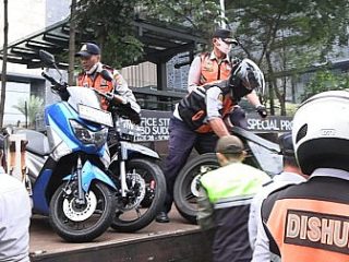 Penindakan terhadap parkir liar di kawasan Jalan Senopati Jakarta Selatan oleh Personel Gabungan