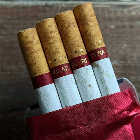 Pemerintah melarang setiap orang untuk menjual rokok secara eceran per batang kecuali rokok elektrik dan cerutu