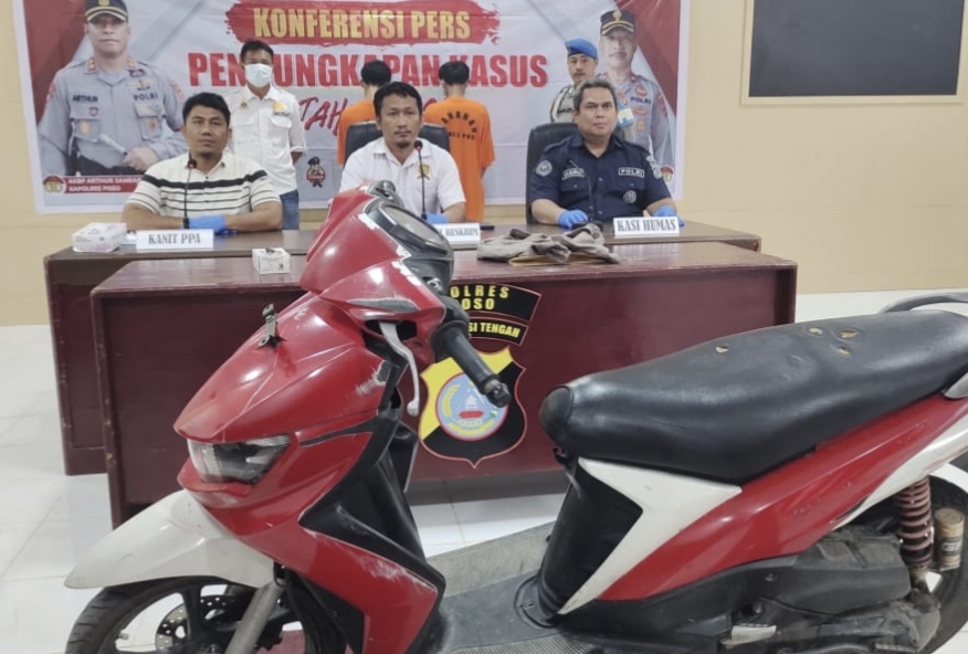 Tampak KBO Reskrim Polres Poso saat mengelar kompresi pers terkait pencurian dan kekerasan yang terjadi di Poso serta didampingi Kanit PPA Aiptu Indra dan Kasi Humas Polres Poso, AKP Basirun Laele