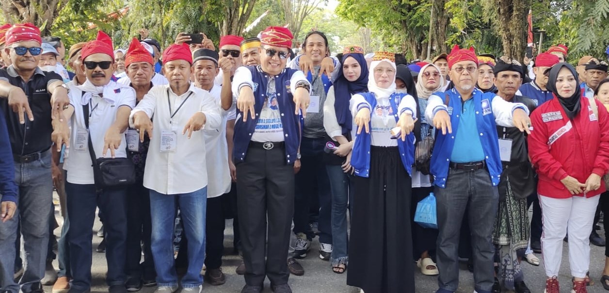 Tampak pasangan Das Bersinar saat mendaftarkan pencalonan ke KPU Poso bersama sekitar 700 pendukung