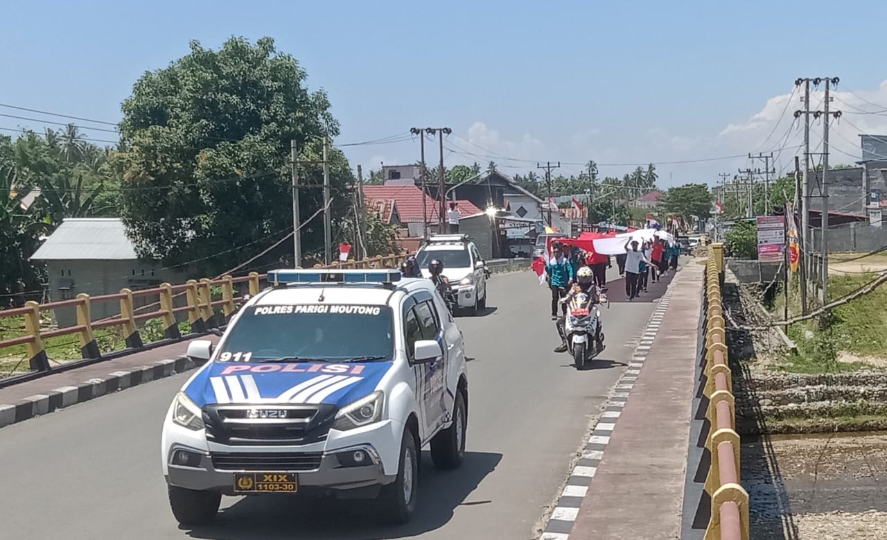 Iring-iringan pembawa bendera raksasa sepanjang 45 meret dalam pengawalan Polantas Parigi Moutong.