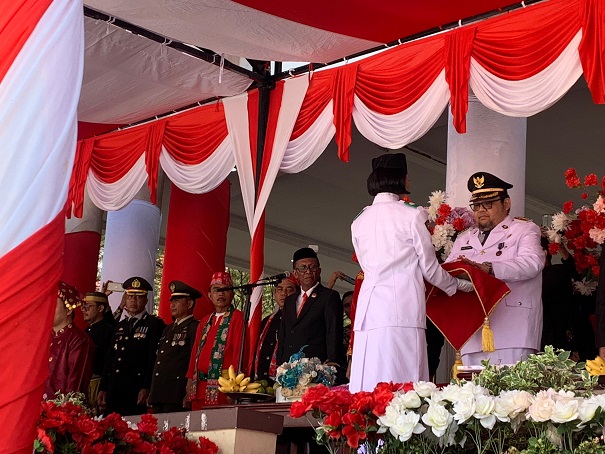 Penyerahan Bendera Pusaka Merah Putih oleh Pj. Bupati Parigi Moutong, Richard Arnaldo untuk dikibarkan