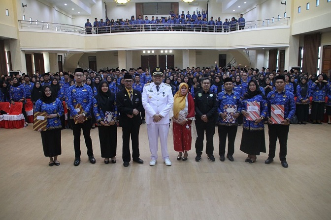 Pj. Bupati Parigi Moutong, Richard Arnaldo didampingi Sekdakab Parigi Moutong, Zulfinasran saat penyerahan SK P3K di Auditorium Kantor Bupati Parigi Moutong