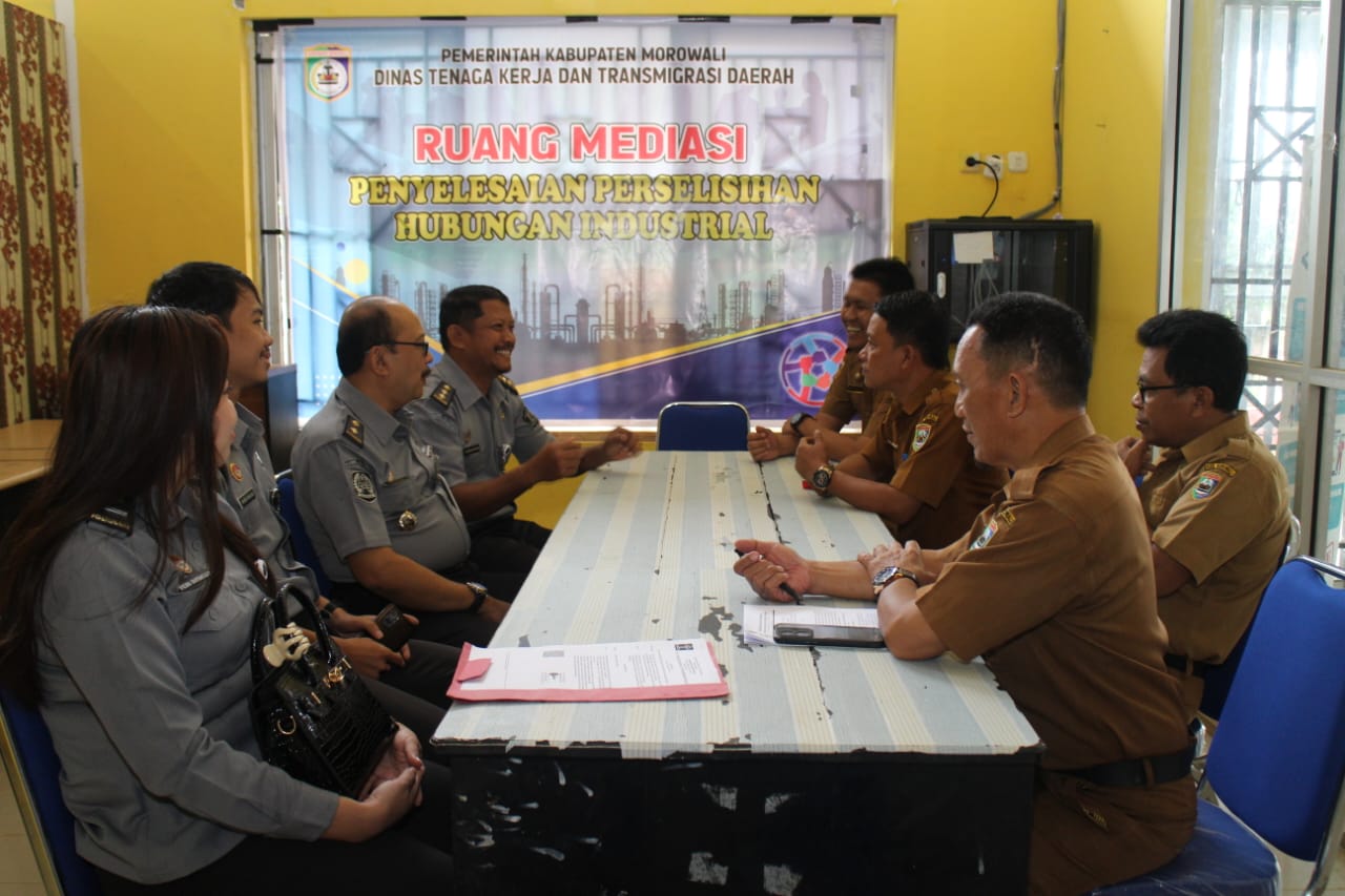 Tim Divisi Keimigrasian Kanwil Kemenkumham Sulteng dipimpin oleh Analis Keimigrasian Madya, I Nyoman Nariana, didampingi oleh Kasubid Intelijen Keimigrasian, Setijo Pamadi saat berkoordinasi dengan salah satu Instansi di Morowali