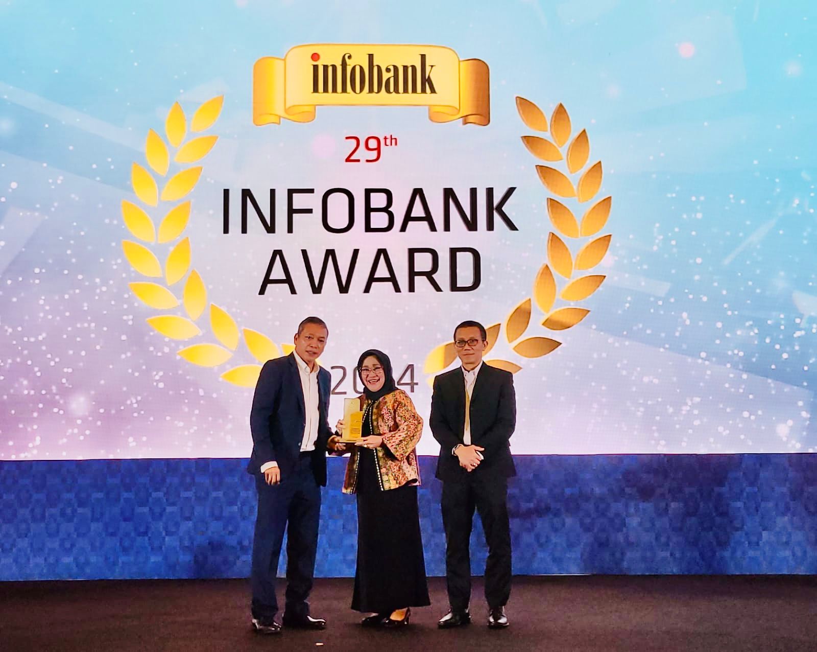 Direktur Utama Bank Sulteng, Hj .Ramiyatie saat menerima apresiasi dalam event “29th Infobank Banking Appreciation 2024” atas kinerja berpredikat “SANGAT BAIK” pada Tahun 2023