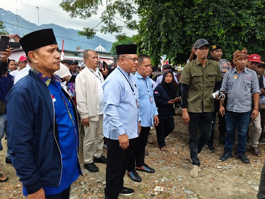 Pasangan Bakal Calon Bupati Wakil Bupati, Agus Lamakarate - Samuel Riga tiba di pelataran KPU Sigi.