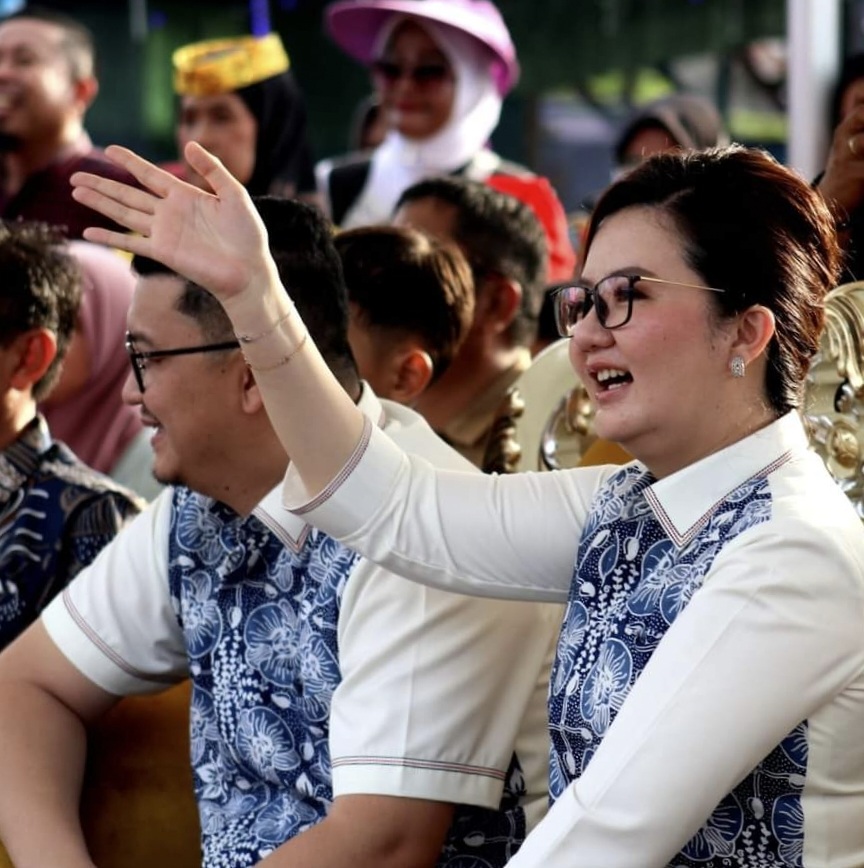 Tampak Bupati Poso Verna GM Inkiriwang saat membuka event Kayamanya Fear tahu 2024 (foto : Samsuyadi)