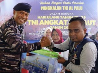 HUT Ke-79 TNI AL Cetak Rekor Muri Makan Siang Sehat Bergizi Serentak di Seluruh Indonesia