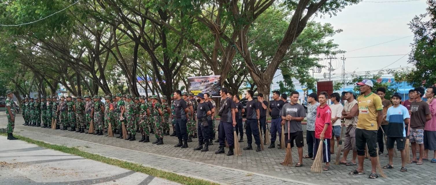 Tampak jajaran TNI dan warga Masyarakat saat akan melaksanakan Karya Bhakti di RTH Poso ( foto : Samsuyadi)