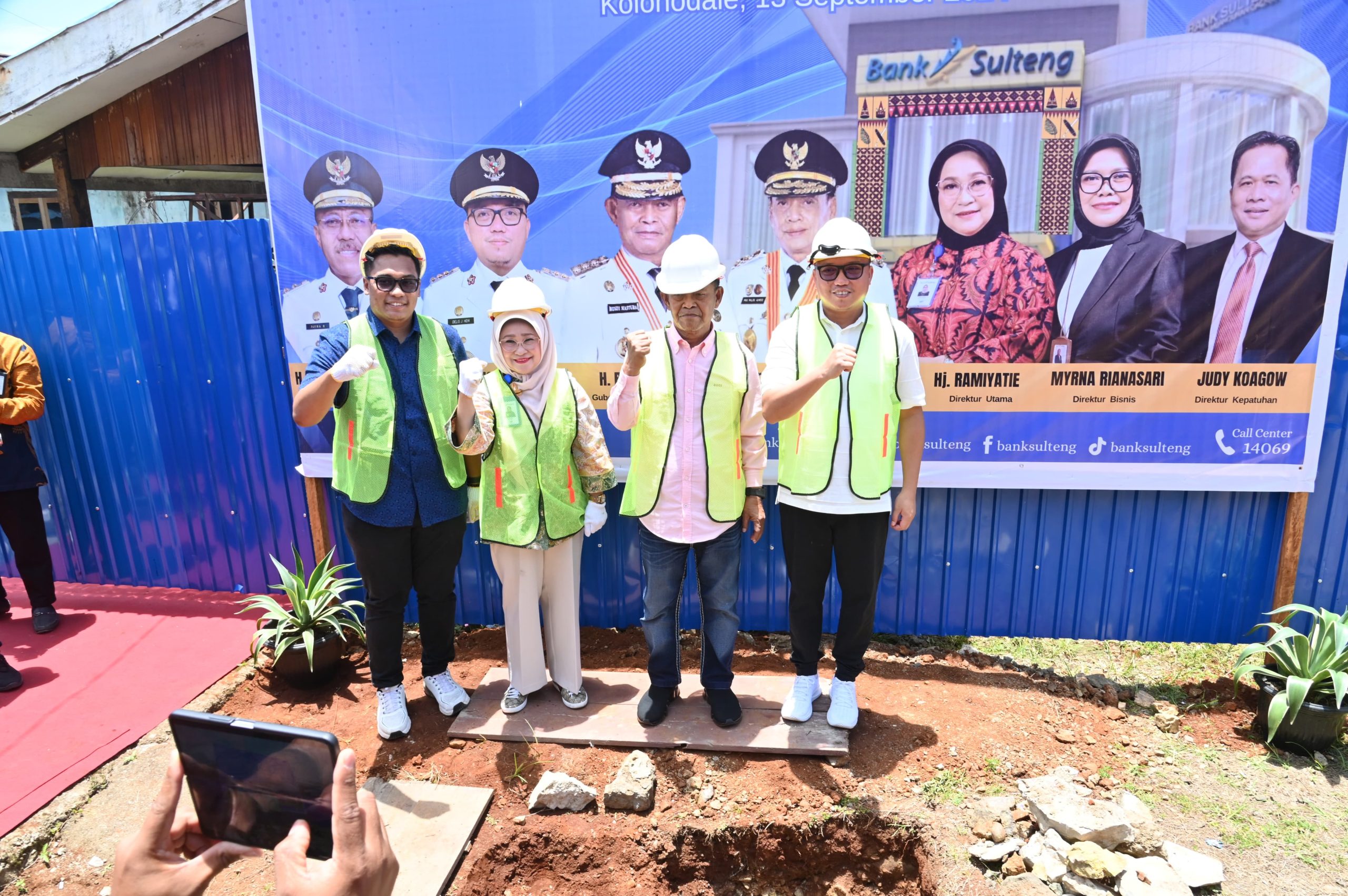 Peletakan batu pertama Gedung Baru Bank Sulteng Cab. Kolonedale oleh Gubernur Sulteng, H. Rusdy Mastura didampingi Direktur Utama Bank Sulteng, Hj Ramiyatie, Bupati Morut, Delis Julkarson Hehi MARS