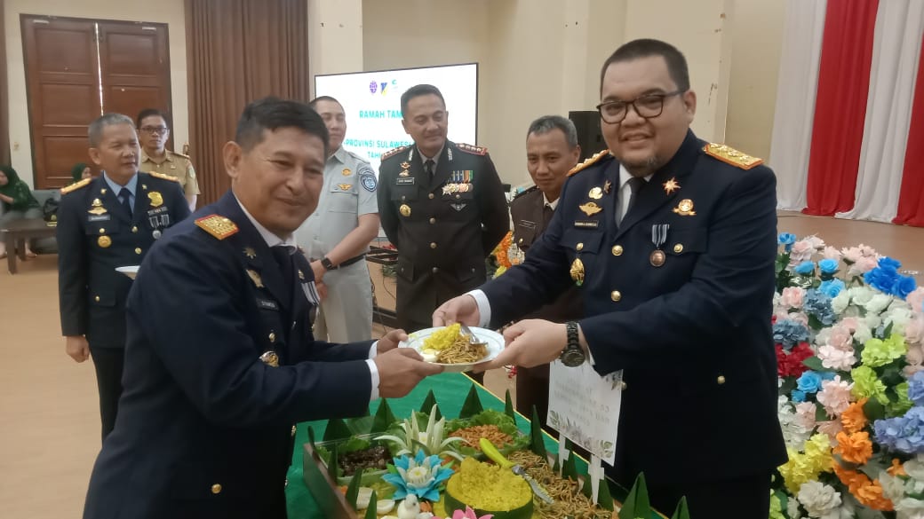 Pj. Bupati Parimo, Richard Arnaldo menyerahkan tumpeng kepada Kepala Dinas Perhubungan Provinsi Sulawesi Tengah, Sumarno diacara ramah tamah HARHUBNAS 2024 di Parigi Moutong