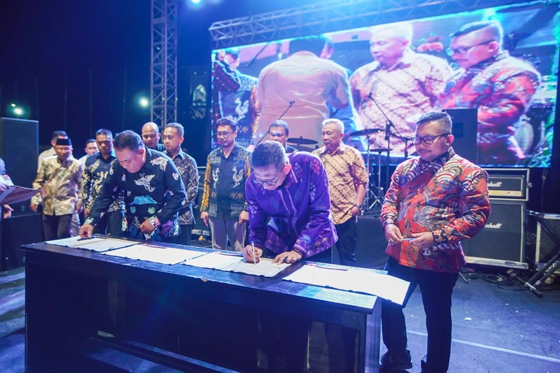 Kepala Kanwil Kemenkumham Sulteng, Hermansyah Siregar, dengan Bupati Banggai, H. Amirudin, saat melakukan penandatanganan Nota Kesepakatan dalam kegiatan Banggai Government Expo 2024