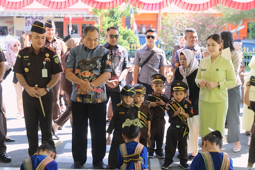 Kepala Kejaksaan Tinggi Sulteng, DR. Bambang Hariyanto saat mengunjungi taman kanak-kanak Adhyaksa XL di Kabupaten Banggai.