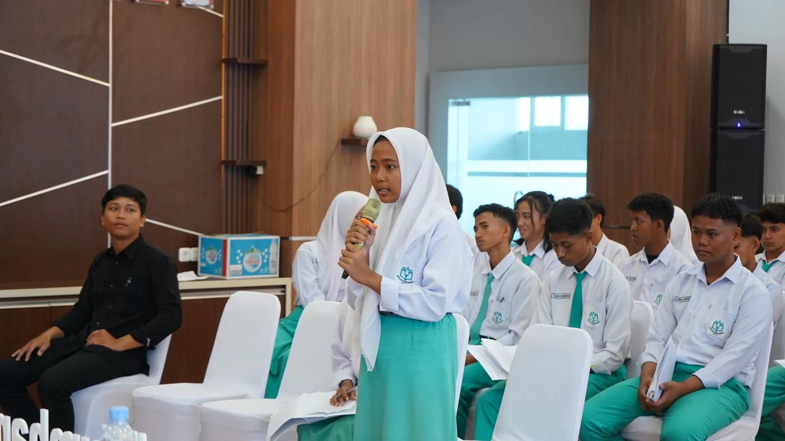 Kunjungan siswa SMA Sukma Bangsa dikantor Imigrasi Kls. I TPI Palu.