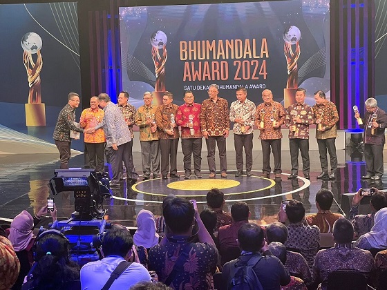 Kepala Dinas Cipta Karya dan Sumberdaya Air Provinsi Sulawesi Tengah, Dr. Andi Ruly Djanggola, SE., M.Si, yang mewakili Penjabat (Pj) Gubernur Sulawesi Tengah menerima Penghargaan Bhumandala Nawasena Award 2024.