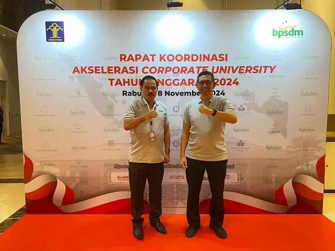 Kakanwil Kemenkumham Sulteng, Hermansyah Siregar didampingi Kepala Divisi Administrasi, Raymond J.H. Takasenseran dikegiatan Rakor Corporate University 2024.