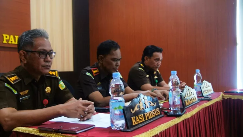 Kepala Kejaksaan Negeri Palu, Mohamad Rohmadi didampingi Kasi Pidsus Junaidi dan Kasi Intel Yudi Trisnaamijaya