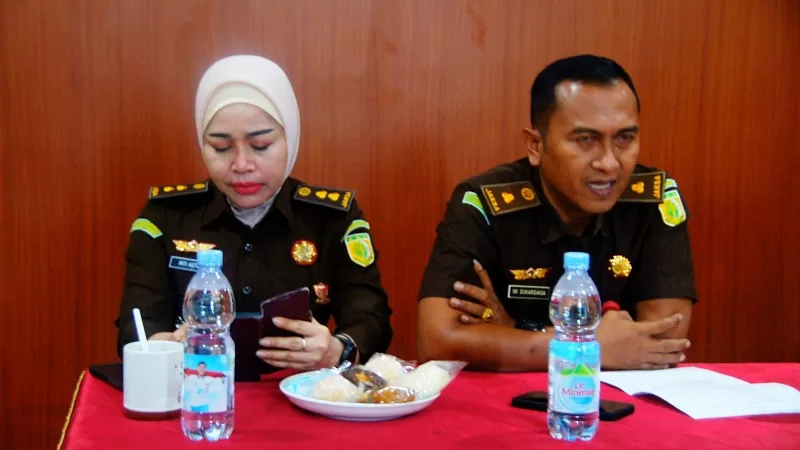 Kepala Seksi Pidana Umum Kejari Palu, Anti Astutik dan Kepala Seksi Pengelolaan Barang Bukti dan Barang Rampasan, Wayan sukardi.