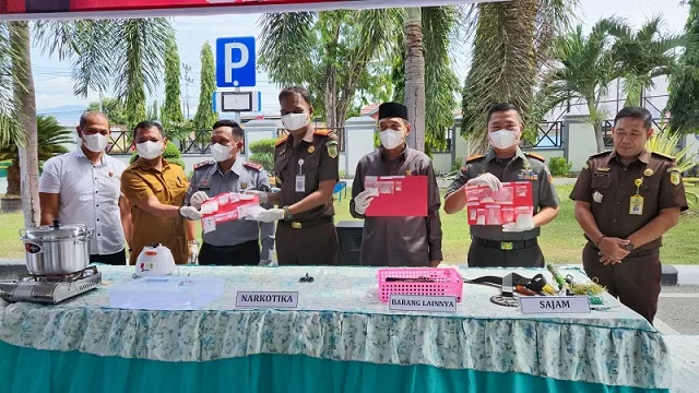 Kepala Kejaksaan Negeri Palu, Mohamad Rohmadi saat menunjukkan barang bukti hasil kejahatan yang akan di musnahkan. 