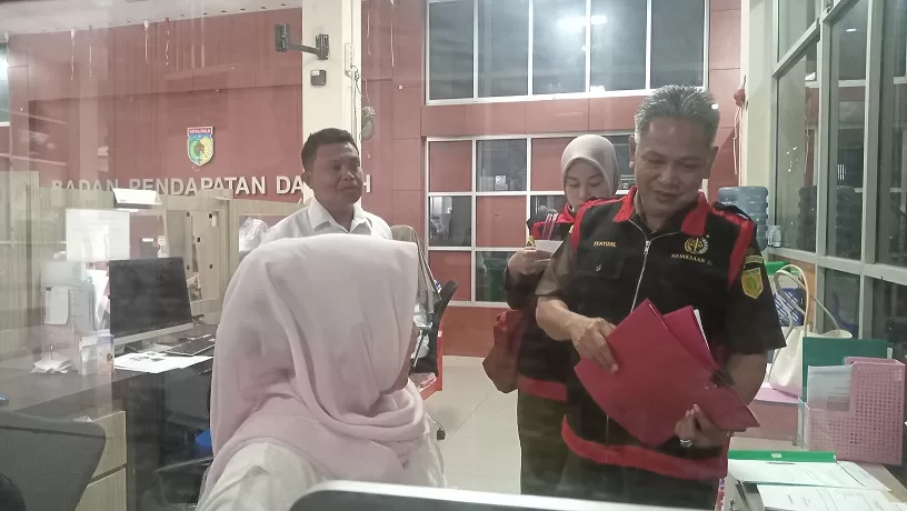 Kepala Seksi Pidana Khusus, Junaidi pimpin penggeledahan di Kantor Badan Pendapatan Daerah Kota Palu.