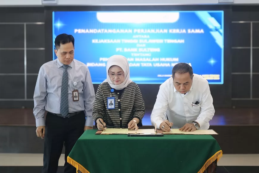 Kepala Kejaksaan Tinggi Sulawesi Tengah, Dr. Bambang Hariyanto bersama Direktur Utama Bank Sulteng, Hj, Ramiyatie menandatangani MoU perjanjian kerja sama terkait penanganan masalah hukum di bidang perdata dan tata usaha negara.