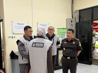 Wakil Kepala Kejaksaan Tinggi Sulawesi Tengah Zullikar Tanjung, S.H., M.H saat memantau pelaksanaan Test Seleksi Kompetensi Dasar (SKB) berbasis Computer Assisted Test (CAT) bagi Calon Pegawai Negeri Sipil (CPNS) Kejaksaan RI T.A 2024.