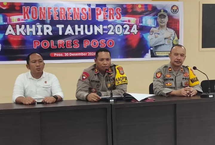 Suasana konfrensi pers oleh Kapolres Poso AKBP Arthur Sameaputty, SIK, saat di dampingi pejabat di jajaran Polres Poso