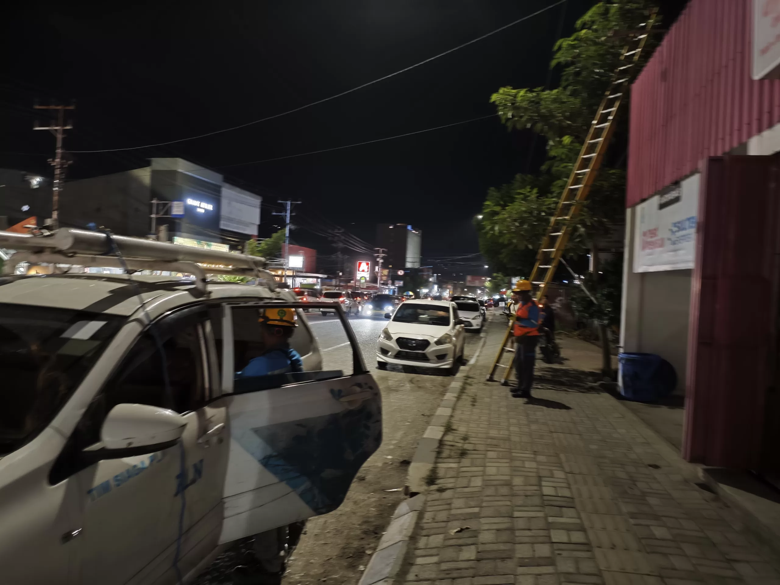 Petugas PLN tengah memeriksa penyebab lampu padam. (2/1/2025).