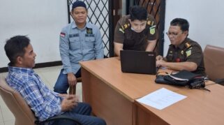 DPO Tipikor berinisial IAS usai penangkapan langsung jalani pemeriksaan di Kejaksaan Agung RI.