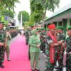 Tampak sambutan hangat untuk Panglima Kodam XIII/Merdeka, Mayor Jenderal TNI Suhardi, S.I.P, bersama Ketua Persit Kartika Candra Kirana Daerah XIII/Mdk (Ny. Evi Suhardi). Saat tiba Makodim 1307/Poso.