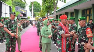 Tampak sambutan hangat untuk Panglima Kodam XIII/Merdeka, Mayor Jenderal TNI Suhardi, S.I.P, bersama Ketua Persit Kartika Candra Kirana Daerah XIII/Mdk (Ny. Evi Suhardi). Saat tiba Makodim 1307/Poso.