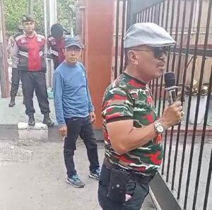 AKBP Pol (Purn) Soemantri Sudirman pimpin aksi demo didepan Bank Indonesia perwakilan Sulteng.