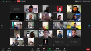 Suasana webinar melalui zoom meeting.