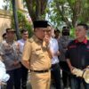 Gubernur Sulteng, Anwar Hafid saat menemui masa aksi dari LS-ADI yang unjuk rasa didepan Kantor Gubernur Sulteng