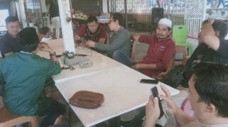 Tampak para awak media di Poso bersama jajaran PT SJA 2 saat menggelar diskusi terbatas di slag satu kafe di Pos