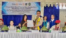 Disaksikan Bupati Poso, dr. Verna Gladies Ingkriwang. Kepala Dinas Cipta Karya dan Sumber Daya Air (Cikasda), Dr. Andi Ruly Djanggola, M.Si Mewakili Gubernur Sulteng menerima piagam penghargaan dari perwakilan Rotary Club Jepang.