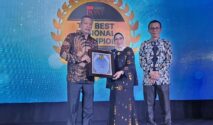 Direktur Utama PT Bank Sulteng, Hj. Ramiyatie saat menerima penghargaan dari The Asian Post