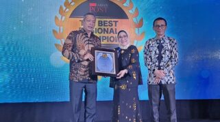 Direktur Utama PT Bank Sulteng, Hj. Ramiyatie saat menerima penghargaan dari The Asian Post