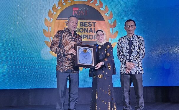 Direktur Utama PT Bank Sulteng, Hj. Ramiyatie saat menerima penghargaan dari The Asian Post