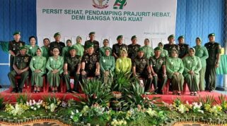 Foto bersama usai di gelarnya upacara peringatan HUT Persit Kartika Candra Kirana oleh kodim 1307/Poso.