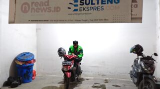 Salah satu sampah yang belum terangkut akibat kurangnya armada angkut.