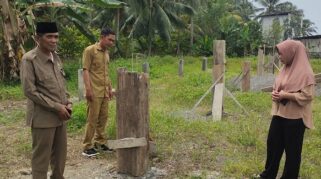 Foto : Tampak Camat PPU saat meninjau lokasi pembangunan gedung Tribun