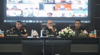FOTO: Plt. Kepala Kejati Sulteng, Zullikar Tanjung, S.H., M.H. (Kanan), Plt. Sesjampidum Kejagung RI, Wahyudin, S.H., M.H (tengah), Aspidum Kejati Sulteng, Fithrah, S.H., M.H (kiri).