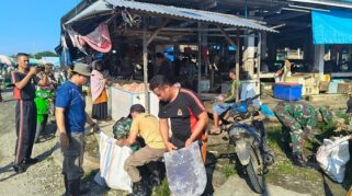 Foto : tampak suasana kegiatan karya bhakti FNI oleh Kodim 1397/Poso bersama elemen masyarakat di lokasi pasar Sentral Poso .