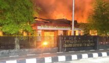 Foto : Tampak Kobaran Api yang Membakar gedung Makodim 1307/Poso