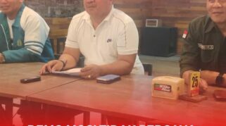 Tampak Rektor Unsimar Poso Dr.suwardi Panti (Tengah) didampingi dua wakil rektor saat menyampaikan klarifikasi atas demo Mosi tidak percaya terhadap kepemimpinannya.