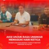 Tampak Rektor Unsimar Poso Dr.suwardi Panti (Tengah) didampingi dua wakil rektor saat menyampaikan klarifikasi atas demo Mosi tidak percaya terhadap kepemimpinannya.